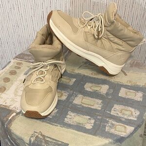 Women Winter Eddie Bauer Beige Winter Boots Size,9M Comfortable Soft